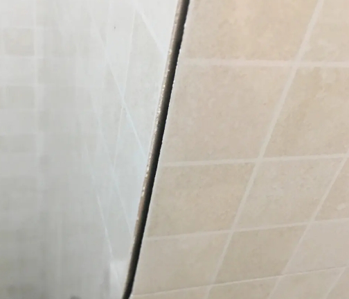 高明瓷砖空鼓维修公司分享阳台瓷砖脱落的修复过程可以分为以下几个步骤