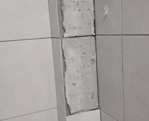 高明瓷砖空鼓维修公司分享下瓷砖施工前基层浇水润湿程度不足，可能导致以下问题