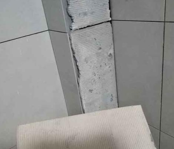 高明瓷砖空鼓维修公司分享下厨房瓷砖脱落的补救措施。